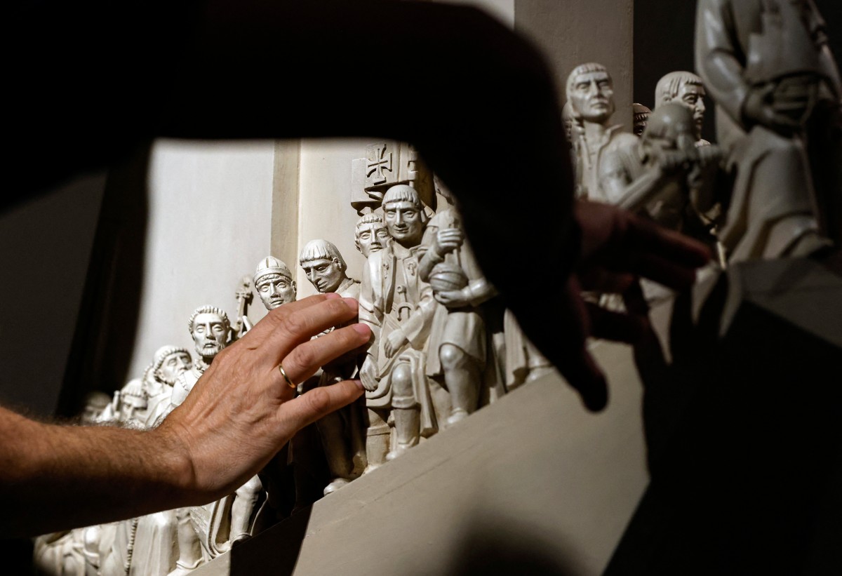 تجربة مذهلة في متحف بمدريد... المكفوفون يستكشوف معالم أثرية باللمس (صور)